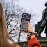 A chaque poste, ici devant la statue de bronze de David de Pury, un lot d'animations et d'éclairages seront disponibles via l'application Totemi.